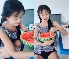 夏季家里吃瓜拍照,镜头下的甜蜜瞬间