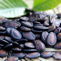 拿瓜子吃瓜照片